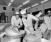 855651 Afbeelding van enkele leerlingen tijdens een praktijkles in de Slagersvakschool (Pompelaan 8) te Utrecht.